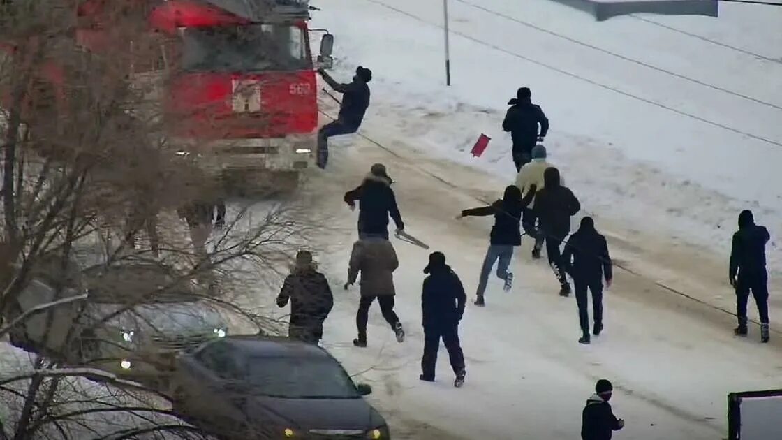 Нападение на пожарного. Актобе в январе. Казахи напали на пожарных.