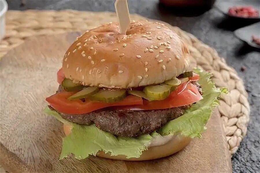 бургер с телятиной. розовая телятина бургер. бургер из телятины с фри. фитнес бургер из телятины. бургер с телятиной.