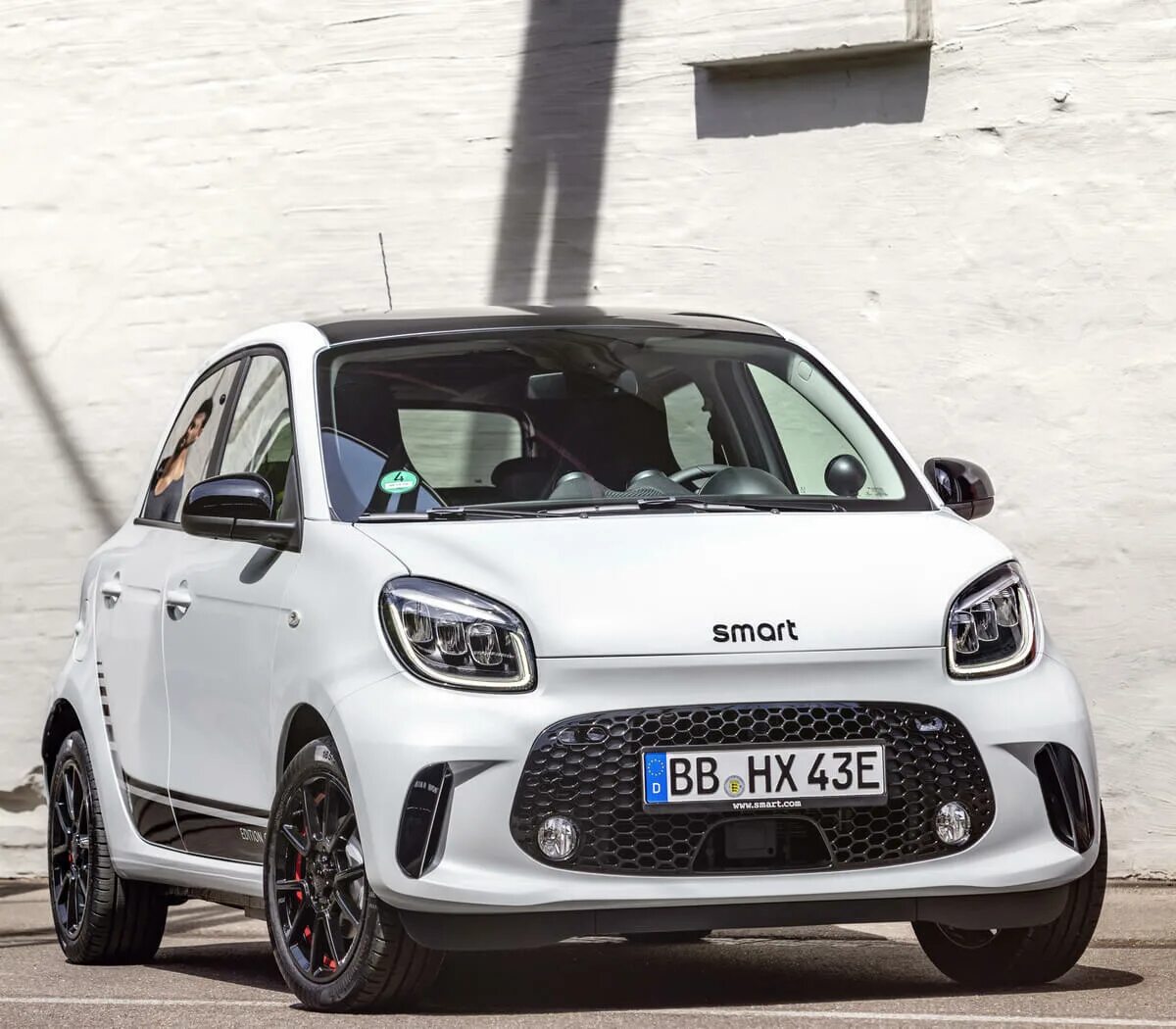 Смарт машина новая. Смарт новый. Mercedes smart car. Машина smart fortwo новая. Смарт новый.