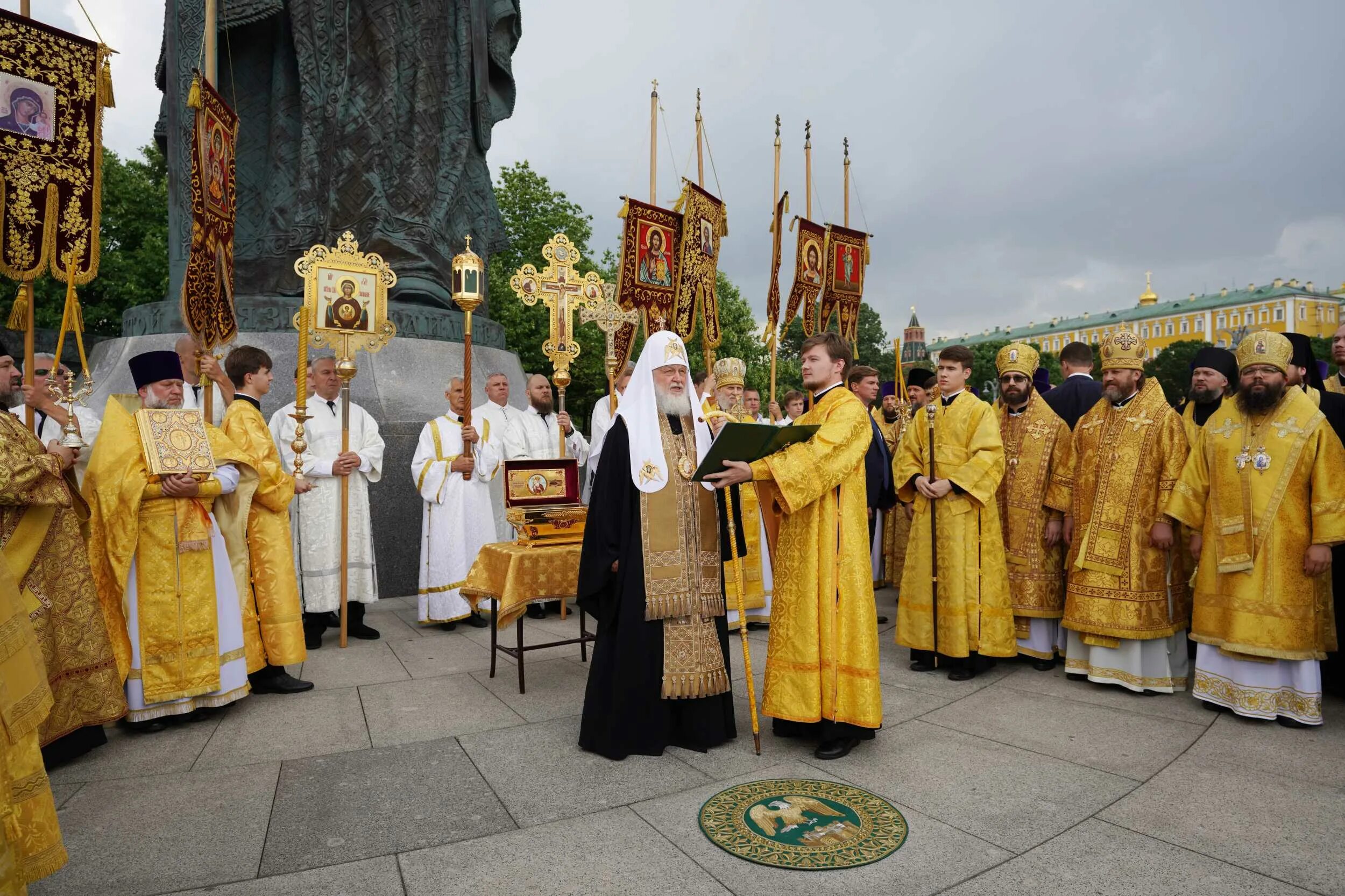 Молебен. Патриарший молебен кн.Владимиру. Крещение Руси праздник 2022. Русская православная Церковь. Празднование крещения Руси у памятника Владимиру.