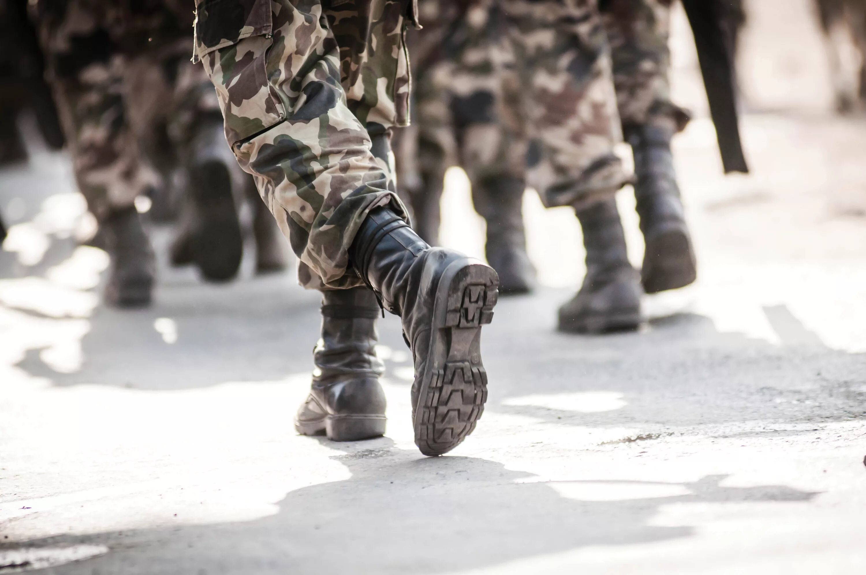 Убежавший солдат. Солдат бежит. Военные бегут. Солдат сбежал.