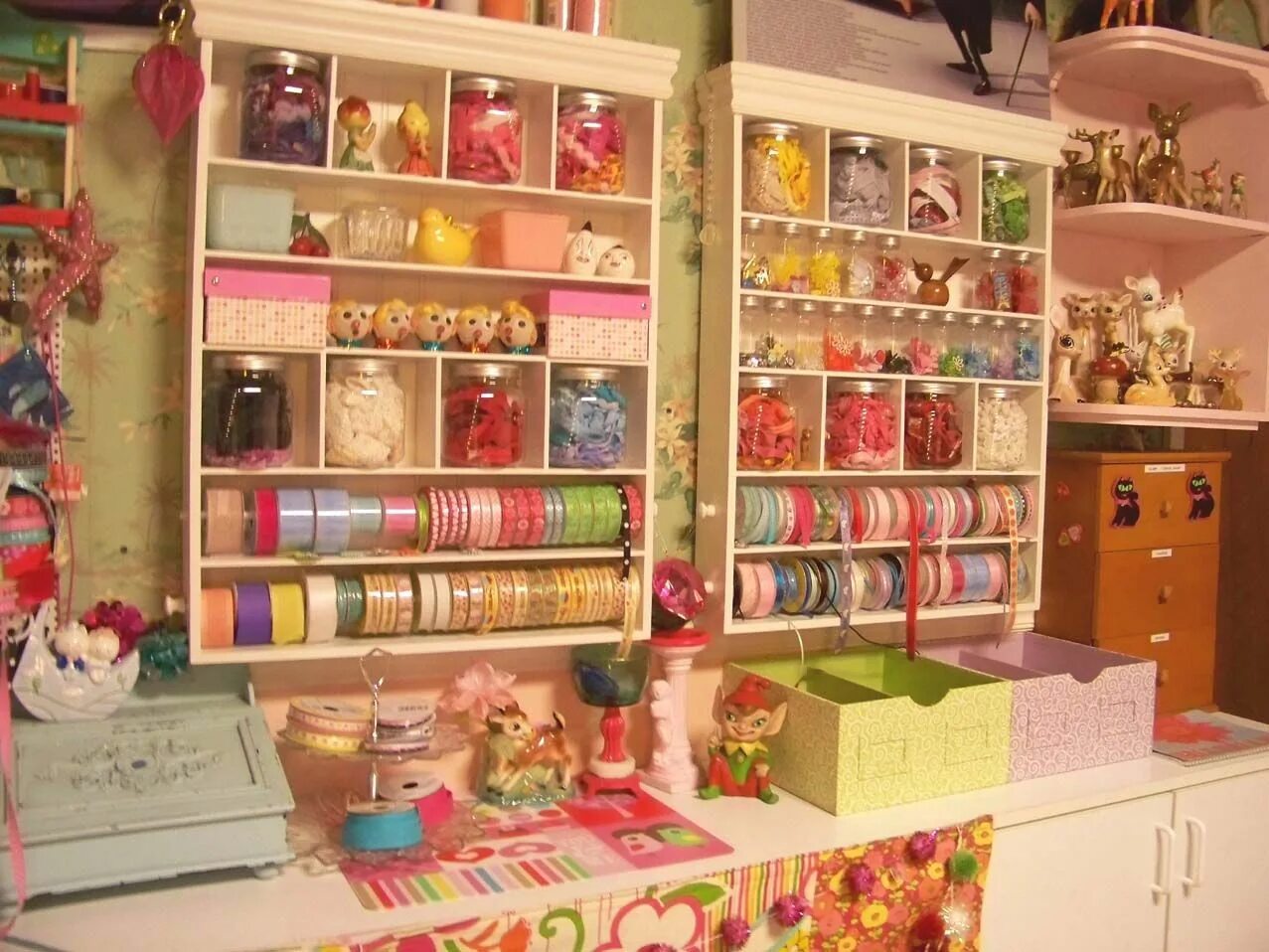 комната вязальщицы. обустроить комнату для рукоделия. рабочее место для рукоделия. место для рукоделия. комната мастерская для рукоделия.