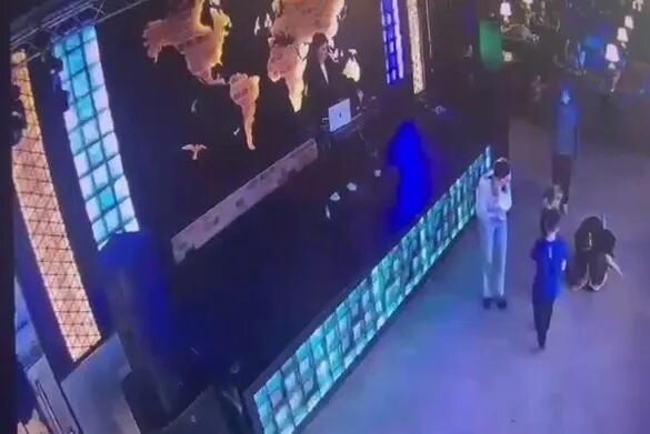 Парень уронил девушку с моста в канал грибоедова. Натали портман пикантные. Смешные картинки людей. Парень уронил девушку на канале грибоедова. Канал грибоедова съемки.