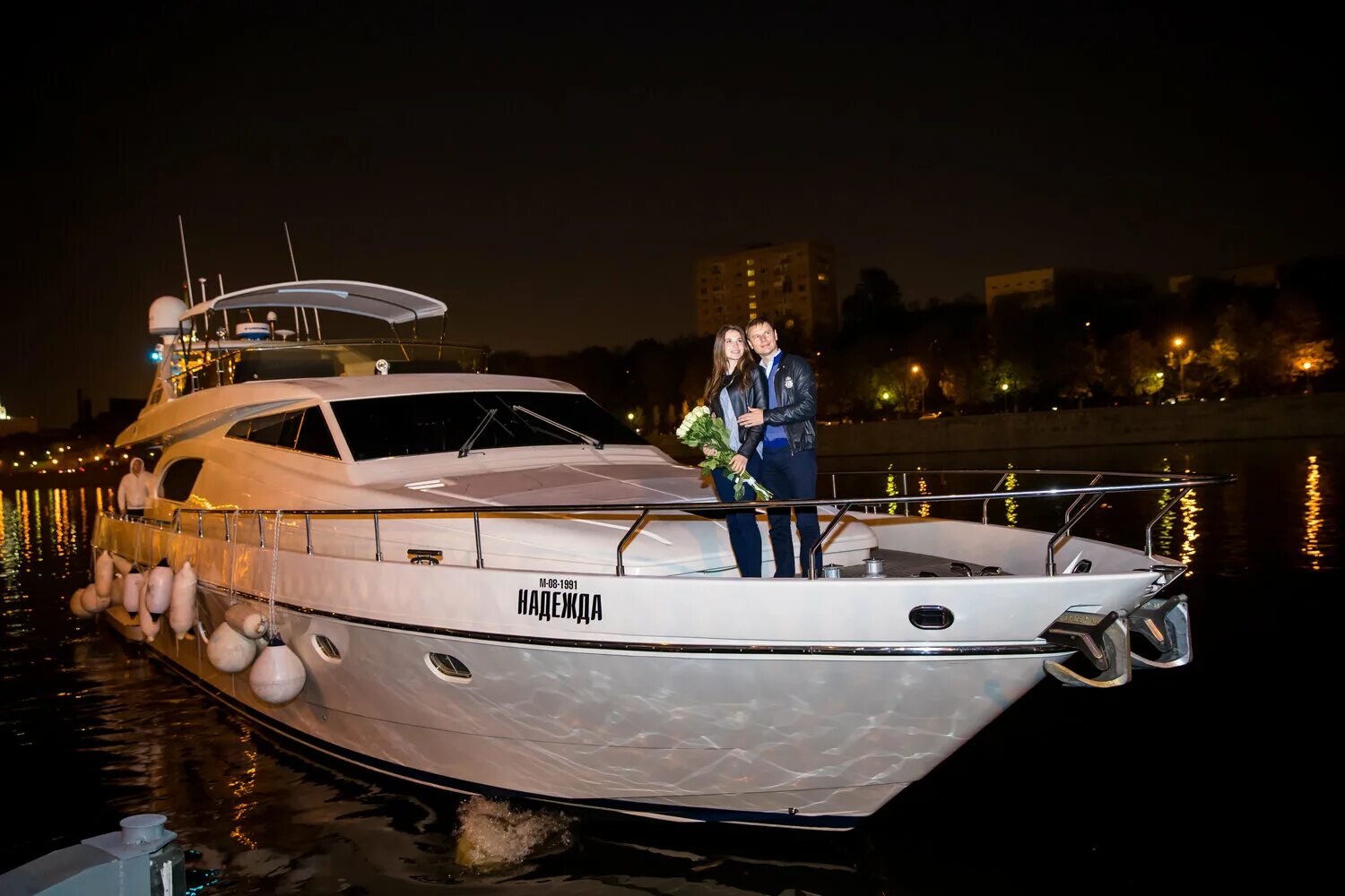 прогулка на яхте москва. яхты fairline squadron 58 new. день рождения на яхте в москве. яхта диана пирогово. день рождения на яхте в москве.