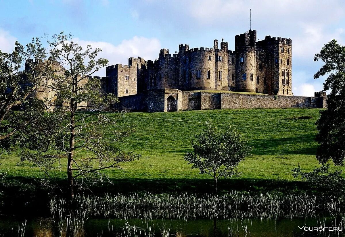 Замки британии. Замок Бамбург Нортумберленд. Замок Алник Англия. Замок Алник, Алник, Нортумберленд. Замок «Грайч», Уэльс.