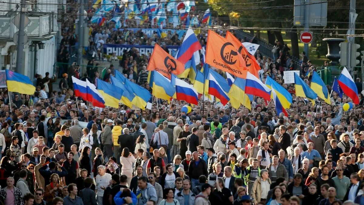 Москва весь мир против. Москва весь мир против. Антивоенный марш 2014 москва. Москва весь мир против. Политический протест.