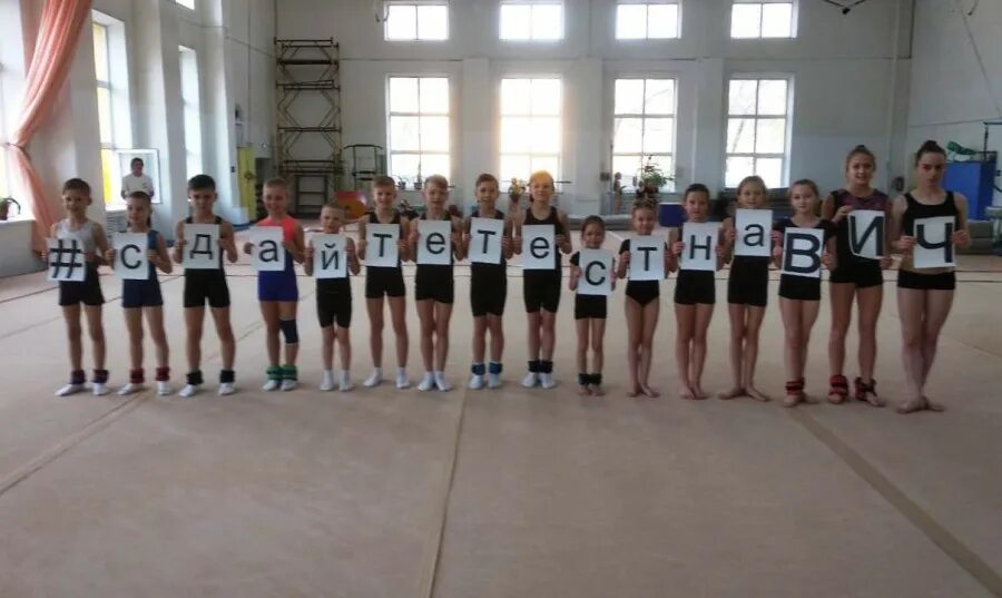 Катауты детей на стадионе. Соревнования по конькобежному спорту в городе кондрово. Дюсш 19 екб. Спортивная школа 19 екатеринбург. Сш 19 детский стадион.