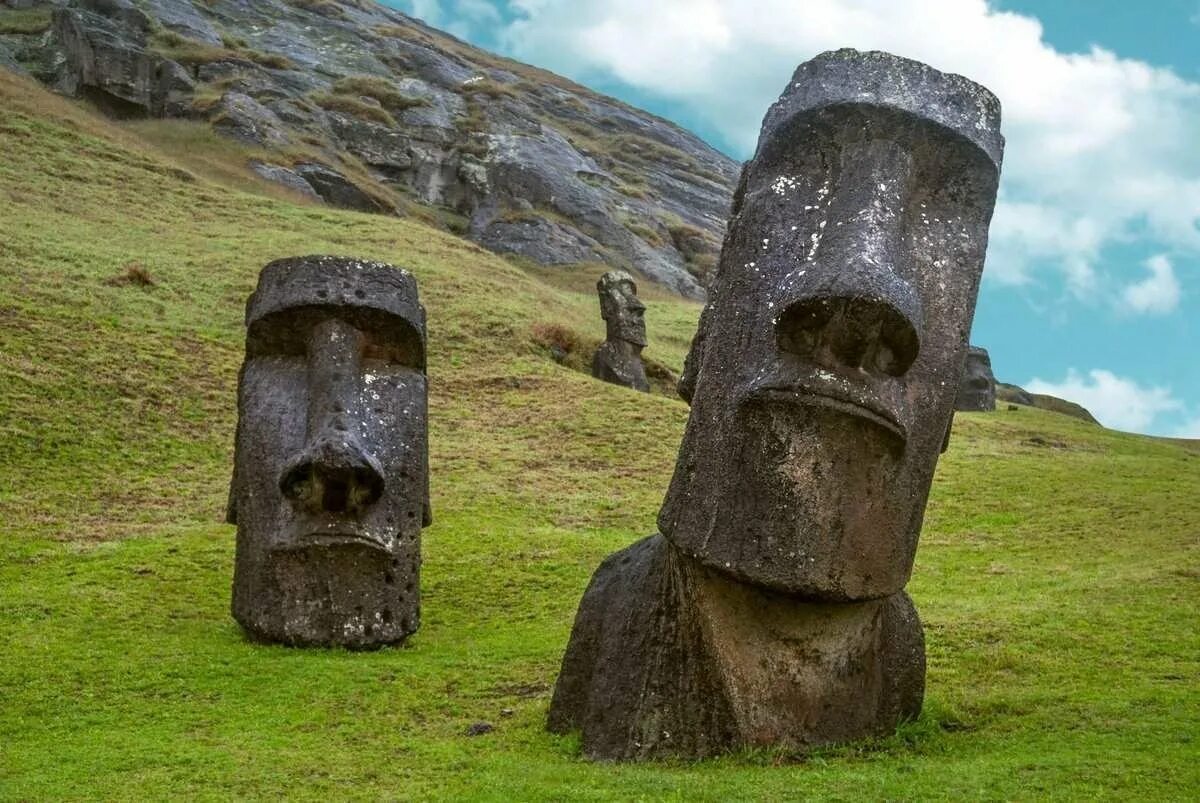 Статуи на острове. Остров Пасхи статуи Моаи. Каменные истуканы острова Пасхи. Истуканы Моаи на острове Пасхи. Каменные статуи Моаи остров Пасхи Чили.