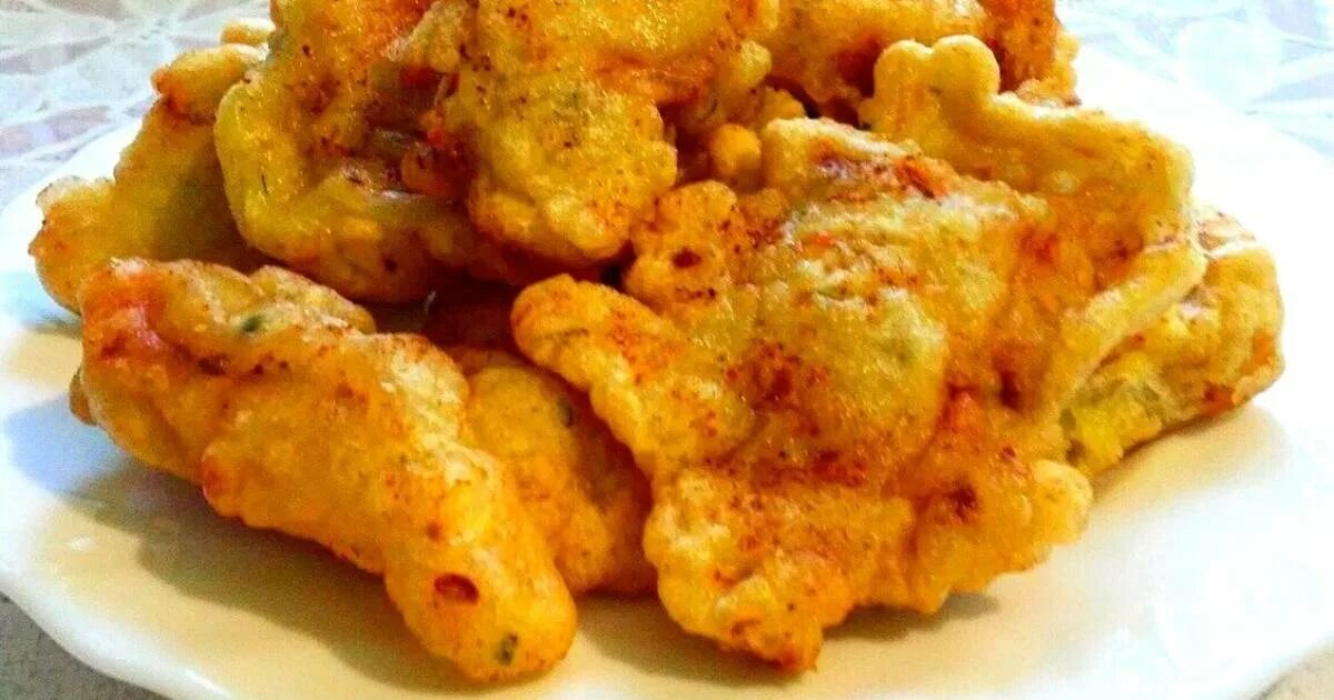 Рыба минтай в кляре. Кусочки куриного филе в кляре. Горбуша в кляре. Рыба в кляре. Рыба в кляре.