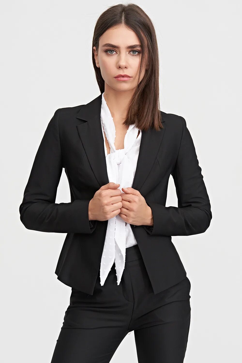 сняла пиджак. черный деловой костюм женский. сняла пиджак. черный пиджак с красной подкладкой женский. сняла пиджак.