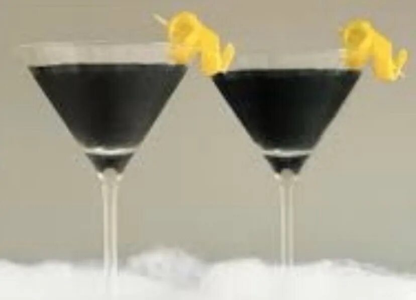 Black cocktail. Черный коктейль. Черный мартини. Коктейль черного цвета. Коктейль черного цвета алкогольный.