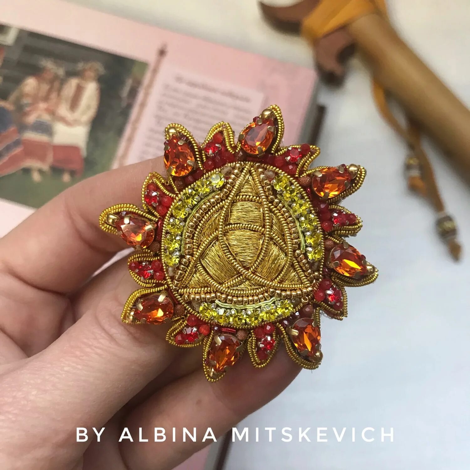 Что означают броши. Брошь славянская. брошь славянская символика. броши в славянским стиле. деревне славянские броши.