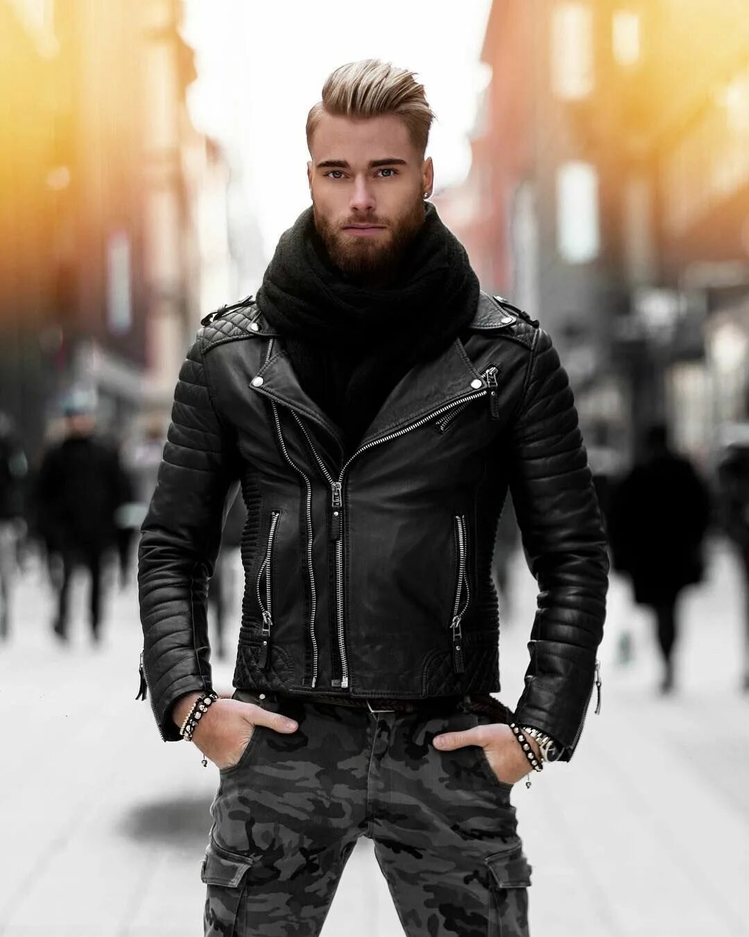 стильные косухи мужские. жених тотал блэк. дэвид бекхэм в косухе. брутальная одежда для мужчин. брутальная одежда.