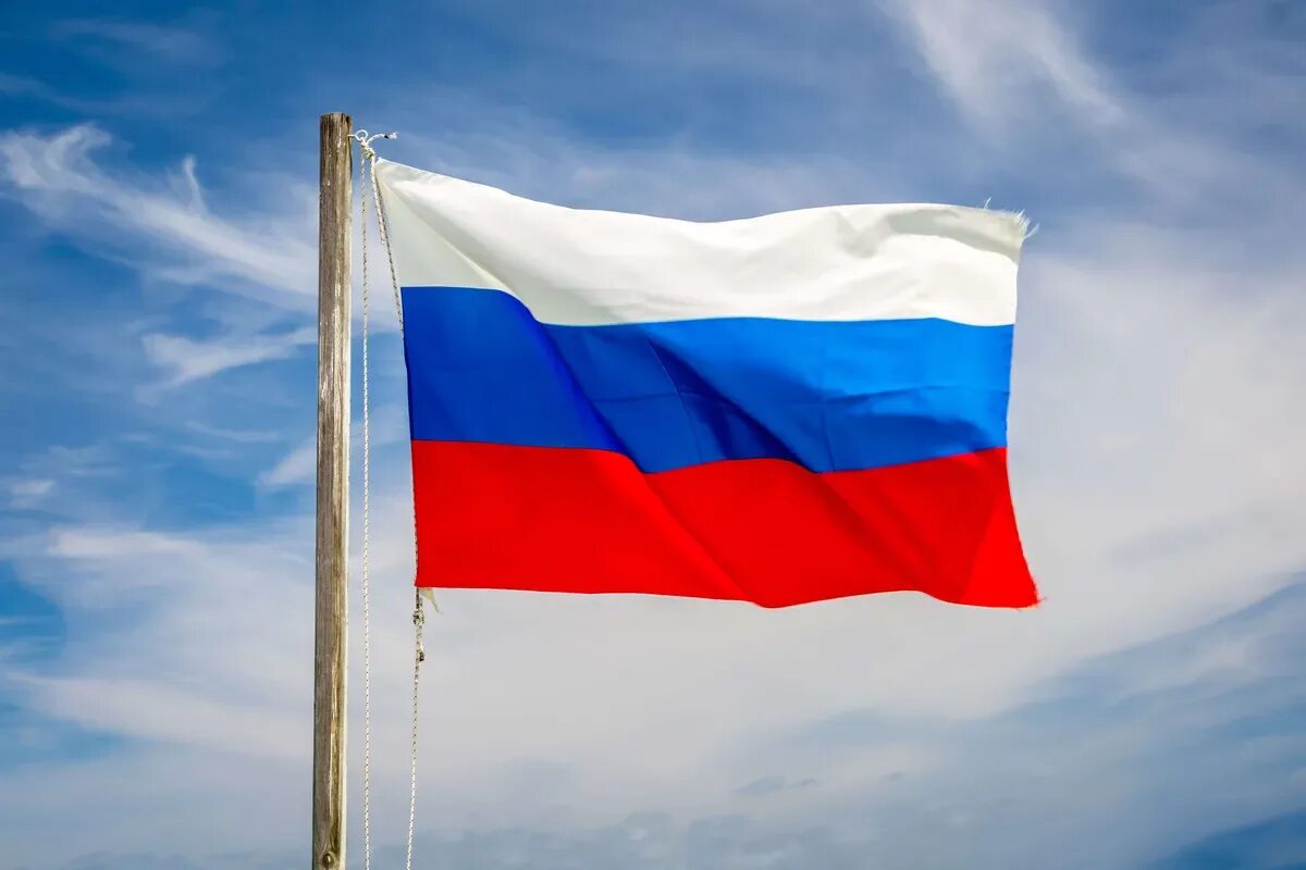Развевать флаг. Флаг развевается на ветру. флаг на ветру. российский флаг развевается на ветру.