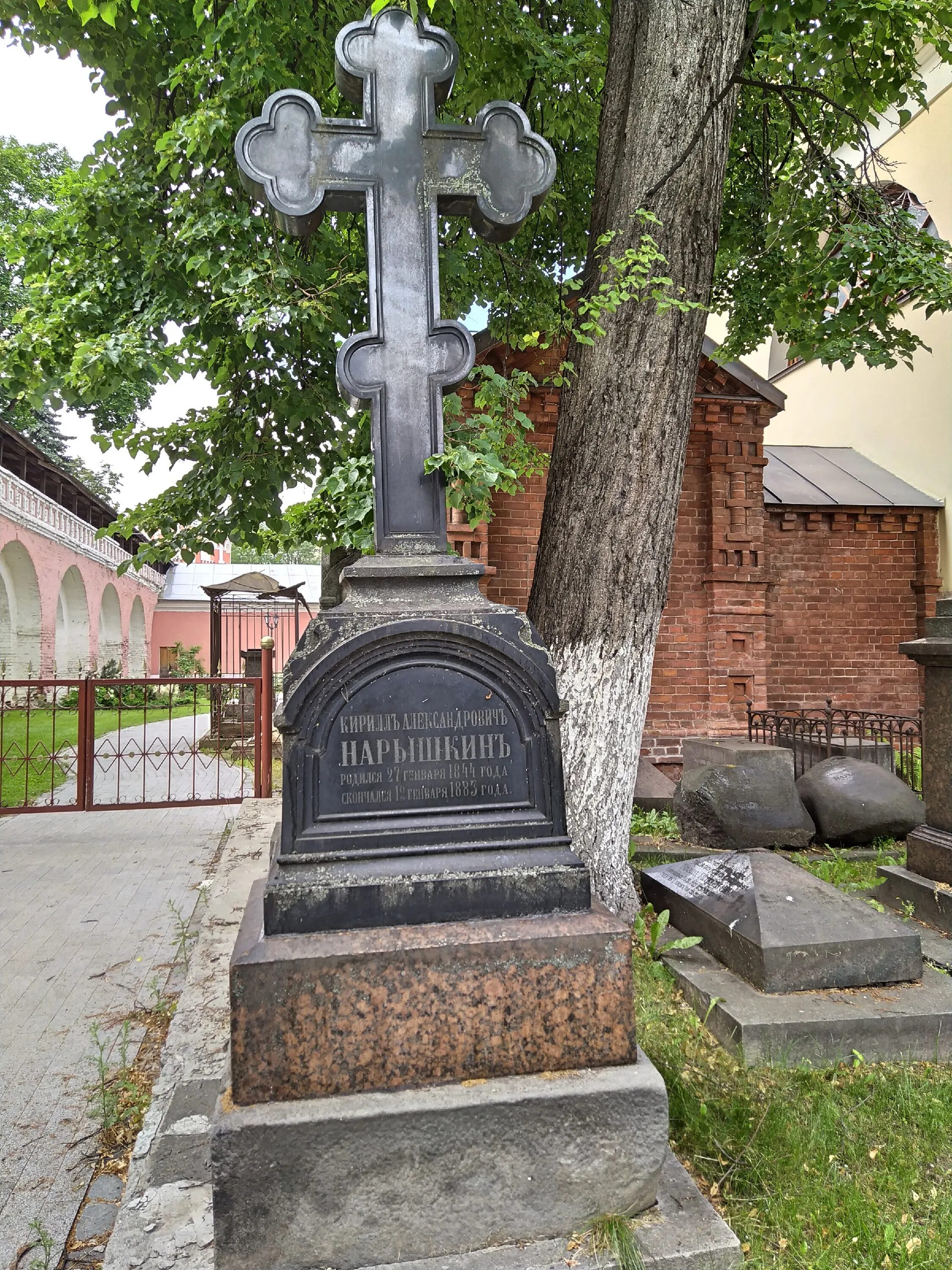 Некрополь Донского монастыря. Донской монастырь в Москве могила. Донской монастырь некрополь. Донской монастырь в Москве некрополь.