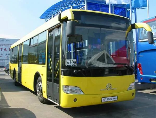 Золотой автобус спб. Golden Dragon Bus. Автобус Голден драгон городской. Золотой автобус. Городские автобусы иномарки.