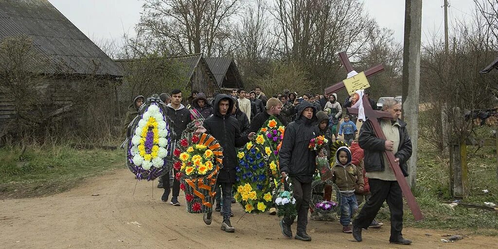 Поминки бабушки. Похороны в русской деревне. Русские похороны в деревне.