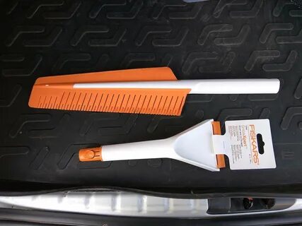 Щетка автомобильная fiskars
