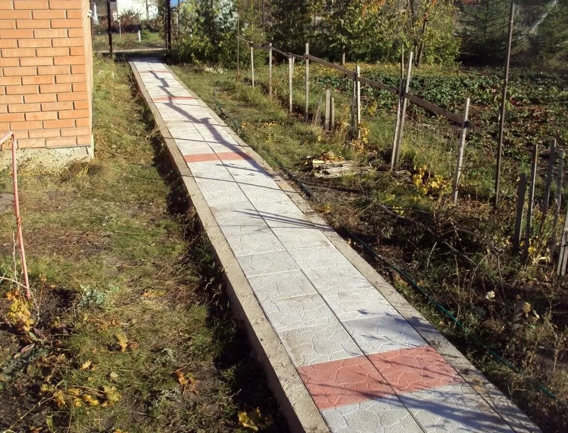 Какой ширины должны быть дорожки. Дорожки на даче. приподнятые дорожки на даче. дачные дорожки из плитки. садовые дорожки на даче.