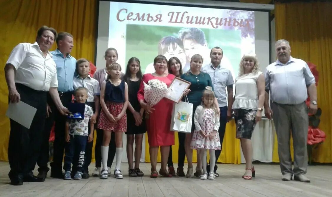 Семья шишкиных жила. Семья шишкиных воронеж. многодетная семья шишкиных из воронежской области 20 детей. самая большая семья в россии с родными детьми шишкиных.