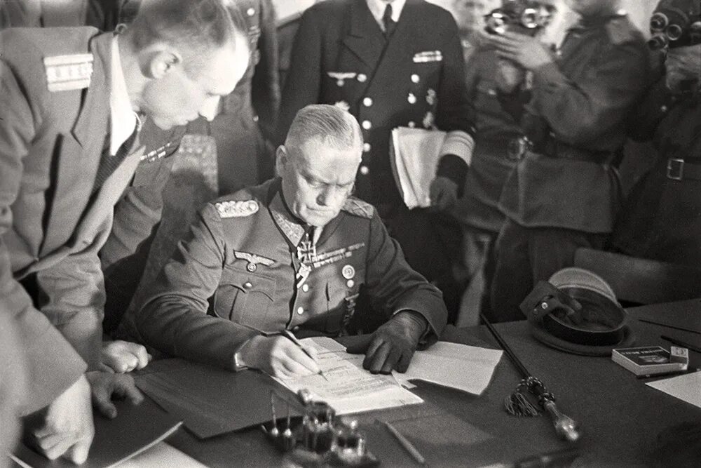 Жуков подписание капитуляции Германии 1945.