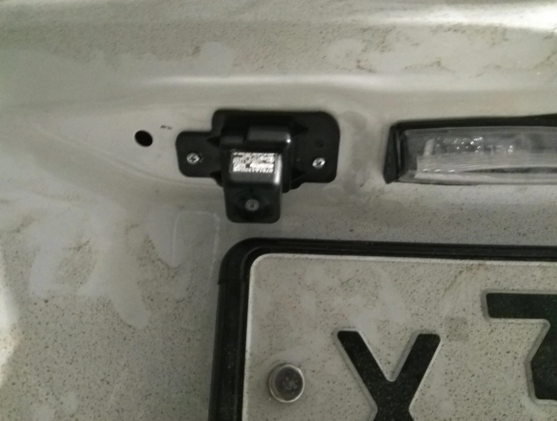 Задняя камера паджеро спорт 2. Камера заднего вида мицубиси паджеро спорт 2. Задняя камера паджеро спорт 2. Омыватель задней камеры mitsubishi pajero sport 3. Задняя камера паджеро спорт 2.