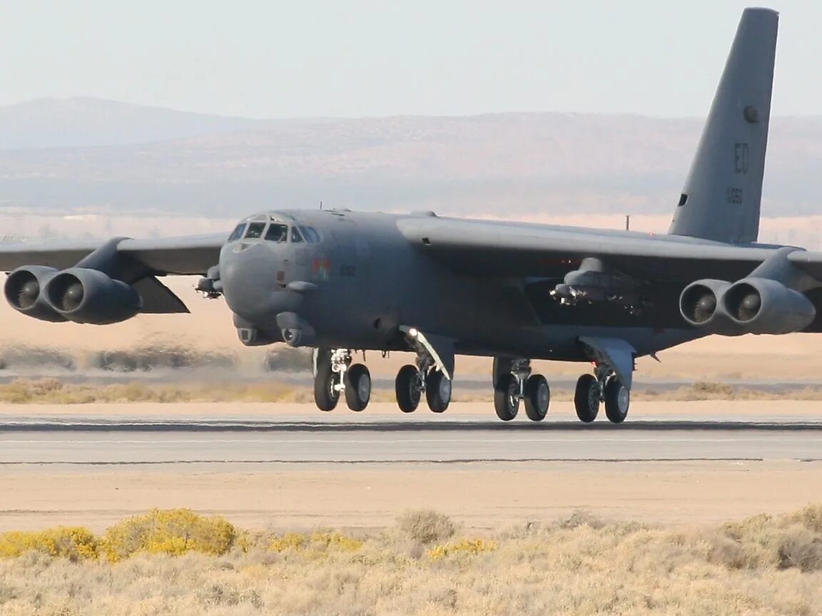 B 52 бомбардировщик. Бомбардировщик США B-52. B52 самолет. Б-52 самолет бомбардировщик. Б 52 х