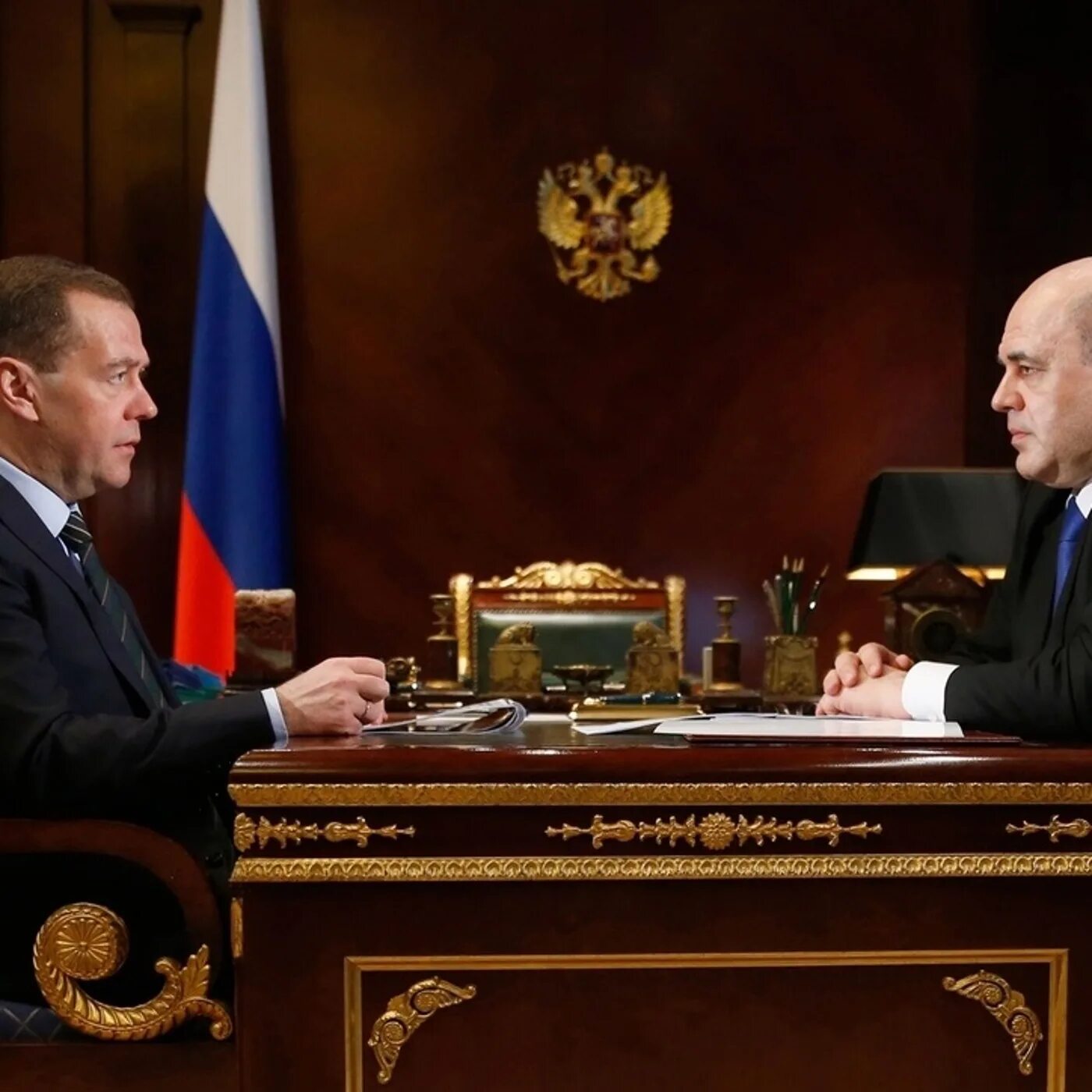 Переговоры медведева. Дед Медведев на встрече с премьер министром Путиным. Встреча Медведева с лидерами рунета 2011. Встреча Медведева с благотворительными организациями.