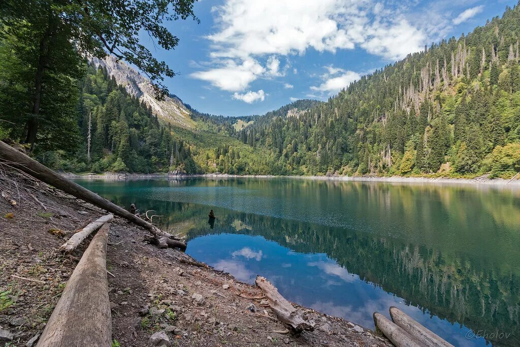 Озеро малая рица экскурсии. Малое озеро рица. Малая рица. Озеро рица абхазия малая рица. Малая рица абхазия.