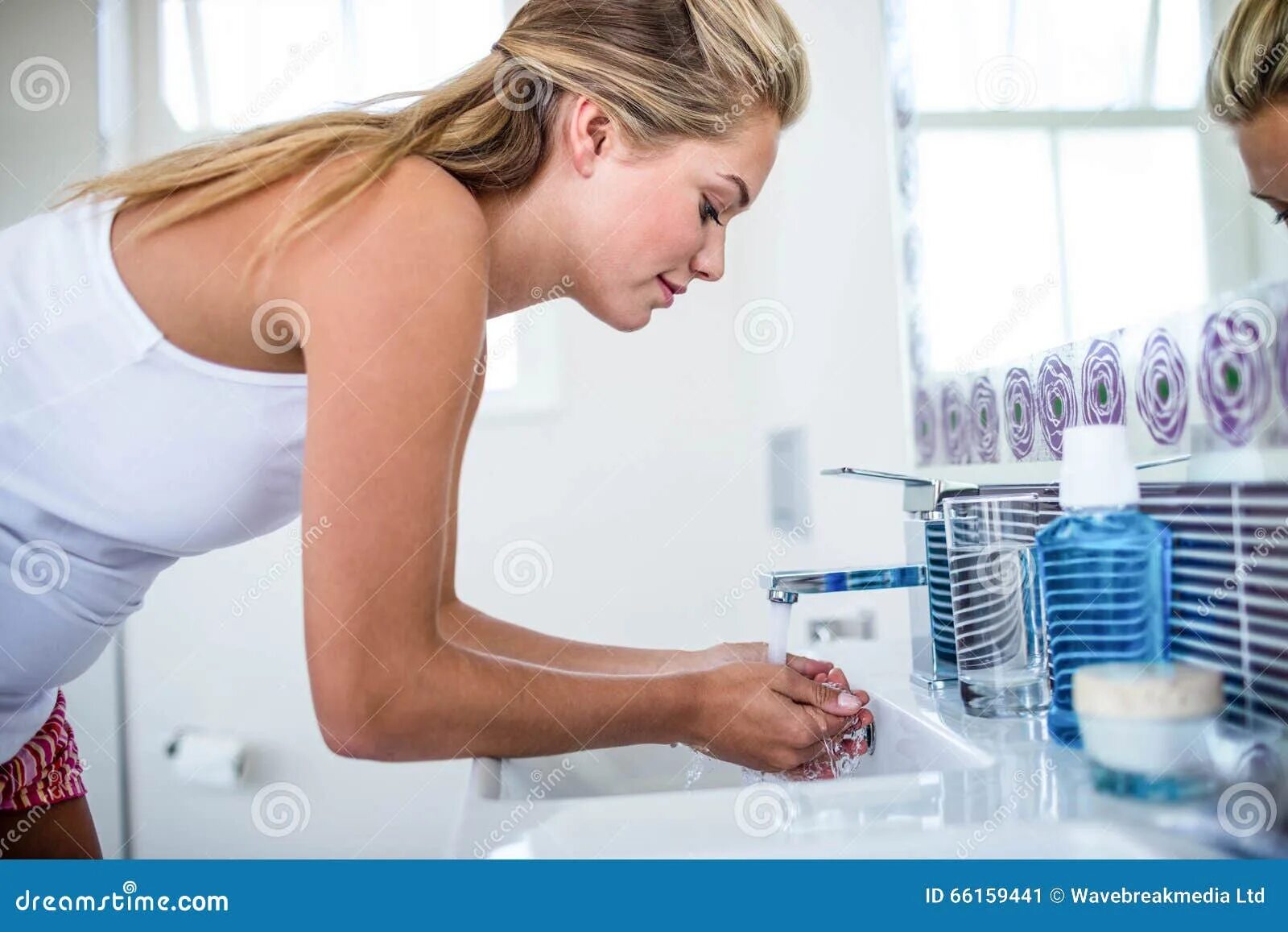 Shameless woman washing in the bath among men. She to wash. Умывашки для лица красивые. Девушка умывается. Человек умывается.