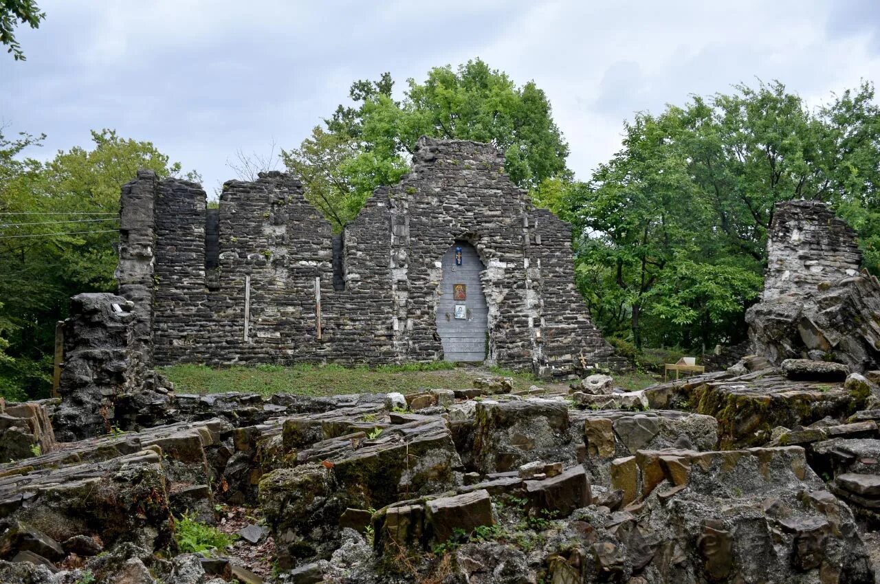 Лооский храм. Лооский храм сочи. Византийский храм сочи лоо. Древний храм в лоо. Византийский храм в лоо.