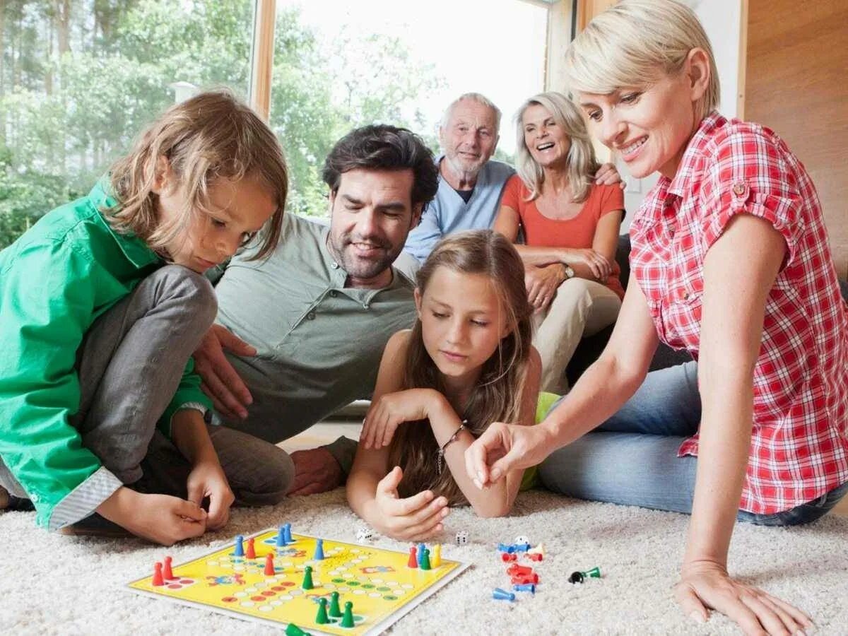 Настольный футбол играют. Разбросанные вещи. Playing inside. Inside игра сюжет. Люди играющие в настольные игры.