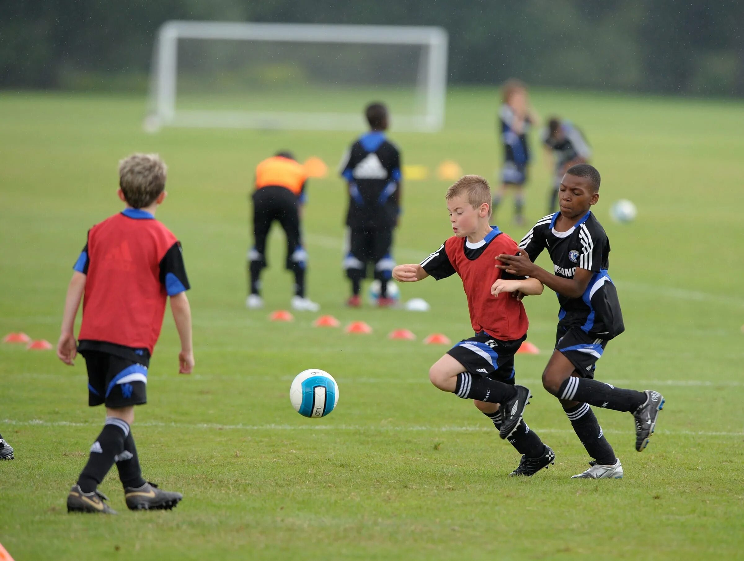 I can playing football. Футбол дети. Дети играют в футбол. Спорт футбол дети. Футбол для малышей.