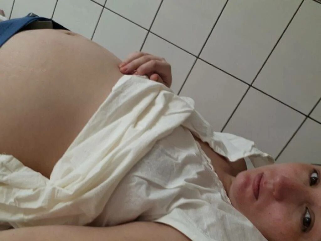 Клизма в больнице перед операцией. Животы беременных в роддоме. Клизма беременной перед родами.