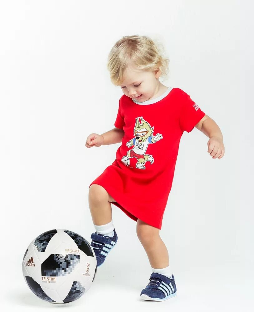 Мальчик мяч футбол. Футбол для малышей. Ребенок с футбольным мячом. Мяч для детей. Футбольная фотосессия для детей.