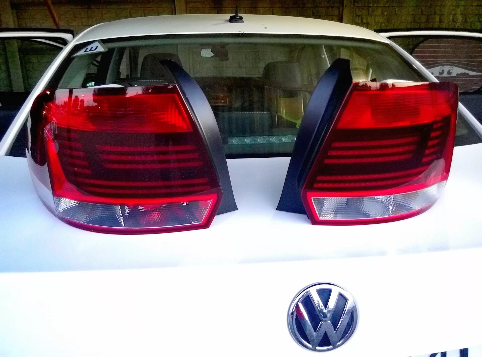 Фонарь поло седан купить. Задний фонарь Volkswagen Polo. Фонари поло седан Рестайлинг. Фонарь левый Volkswagen Polo sedan 5 2015-2020. Задние фонари на Volkswagen Polo sedan.