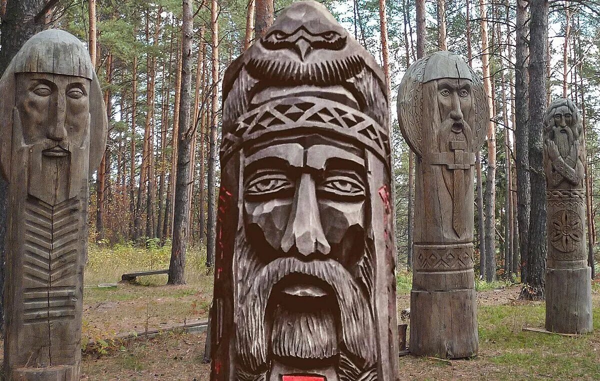 Храм языческих богов. Пантеон славянских богов с перуна. переславль-залесский капище велеса. славянское капище каменные идолы.