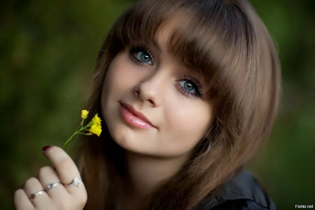 Русские красивенькие. Милые женщины. Шатенка с голубыми глазами. Юная красавица.