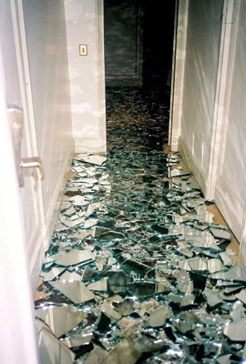 Разбил пол. Разбитые стекла на полу. Пол из разбитого стекла. Необычный пол в квартире. Пол с разбитым стеклом.