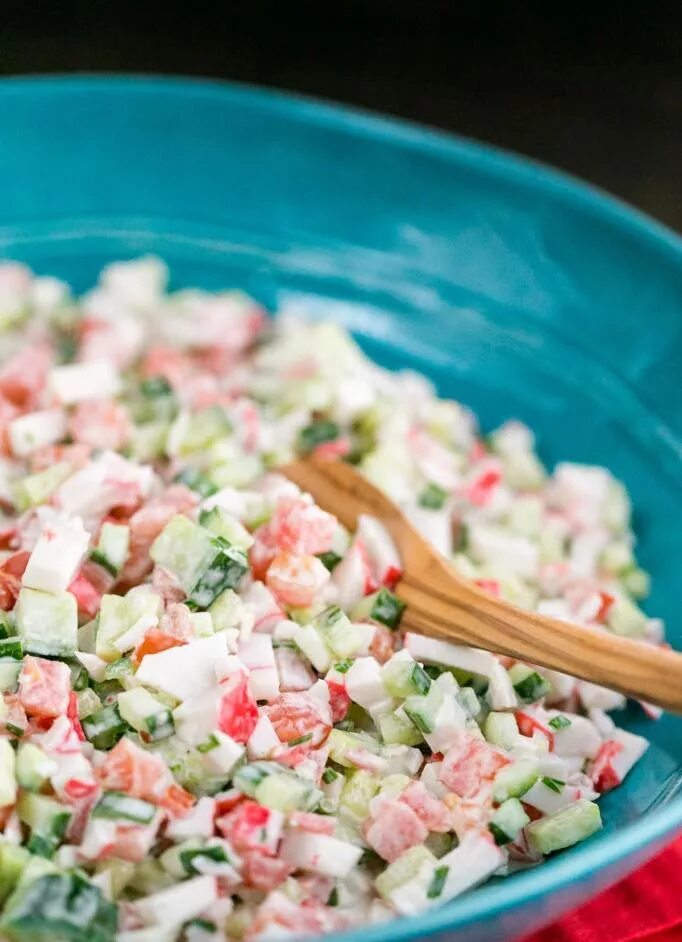 Рецепт самого простого крабового салата. Вкусный салат из крабовых палочек. Рецепт самого простого крабового салата. Салат. Салат с крабовыми палочками и кукурузой и яйцом.