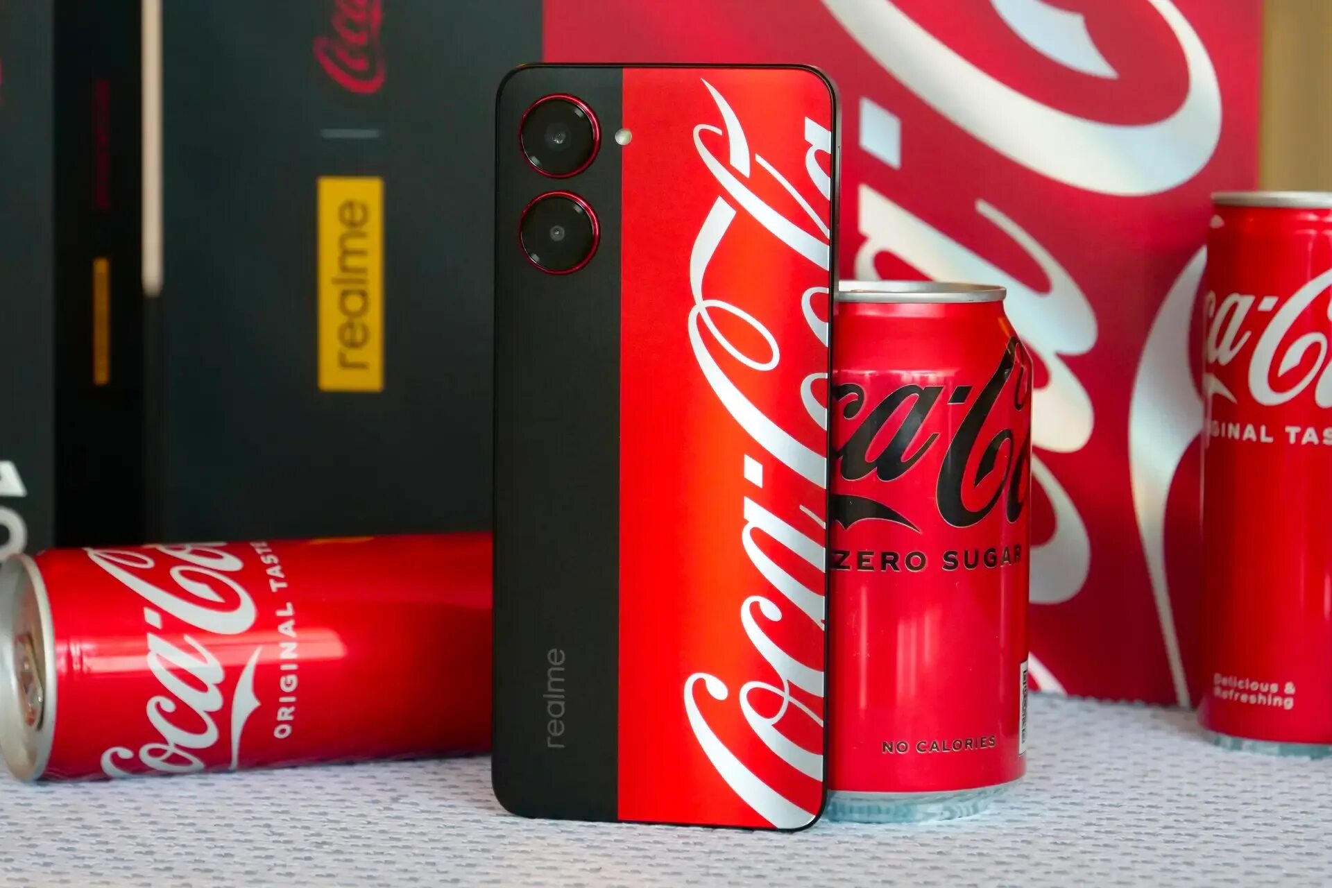 Like x cola. Realme 10 Pro Coca Cola. Realme Coca-Cola Edition. Банка Кока колы. Кола смартфон.