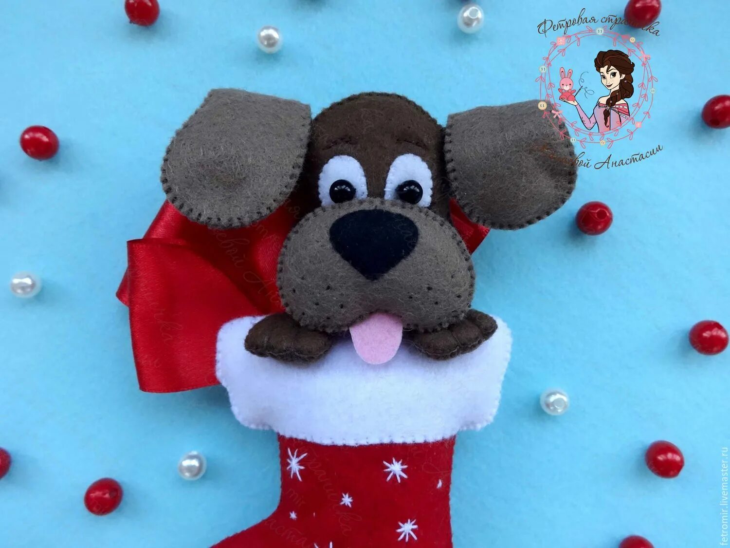 Заяц из фетра своими руками. Поделки на новый год 2023 символ года кролик. Новогодняя поделка заяц. Новогодний заяц. Игрушки из фетра.