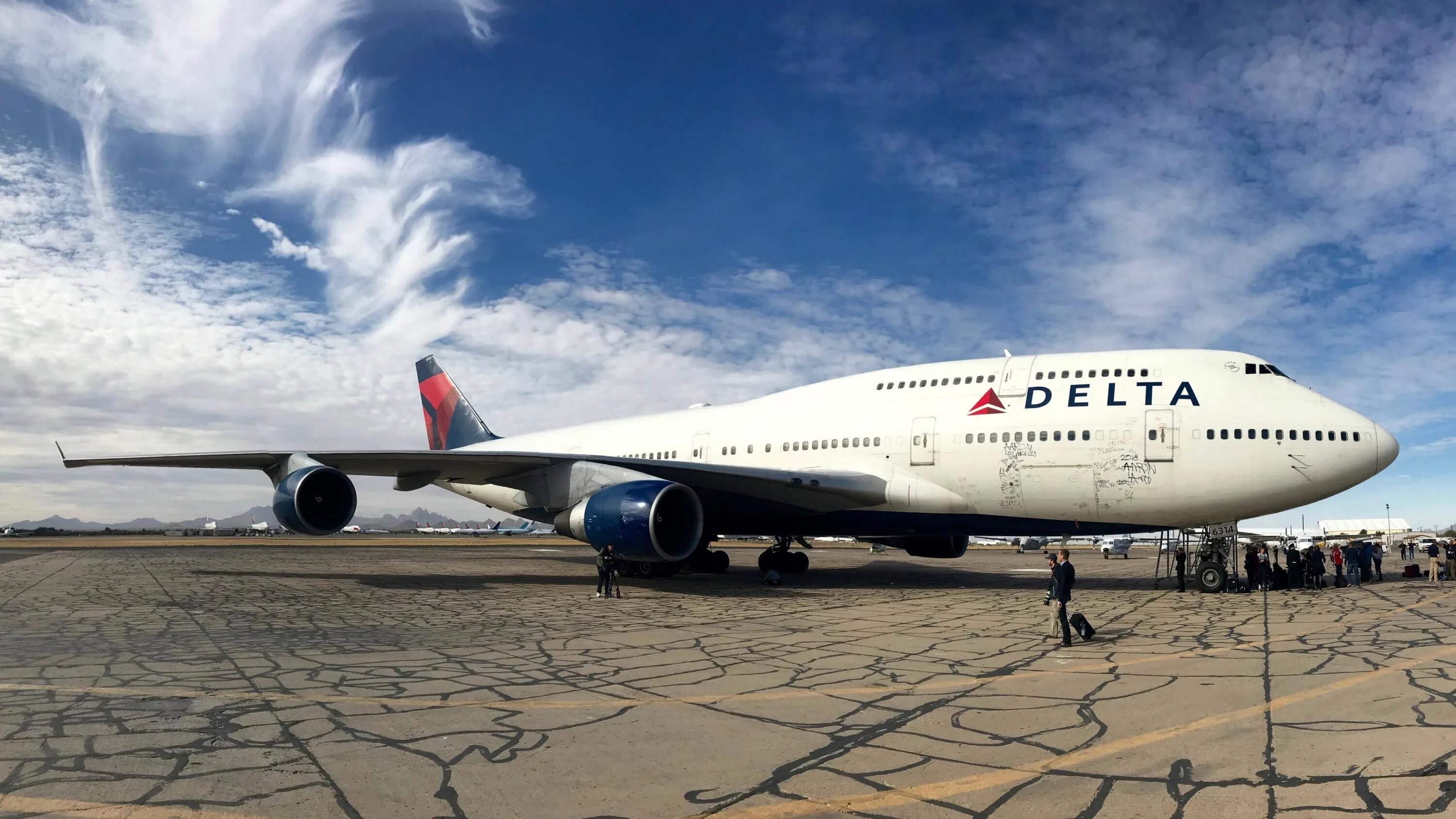 Боинг пассажиры. Самолёт боинг 747. двухэтажный самолет боинг 747. авиалайнер boeing 747-8. двухэтажный самолет боинг 777.