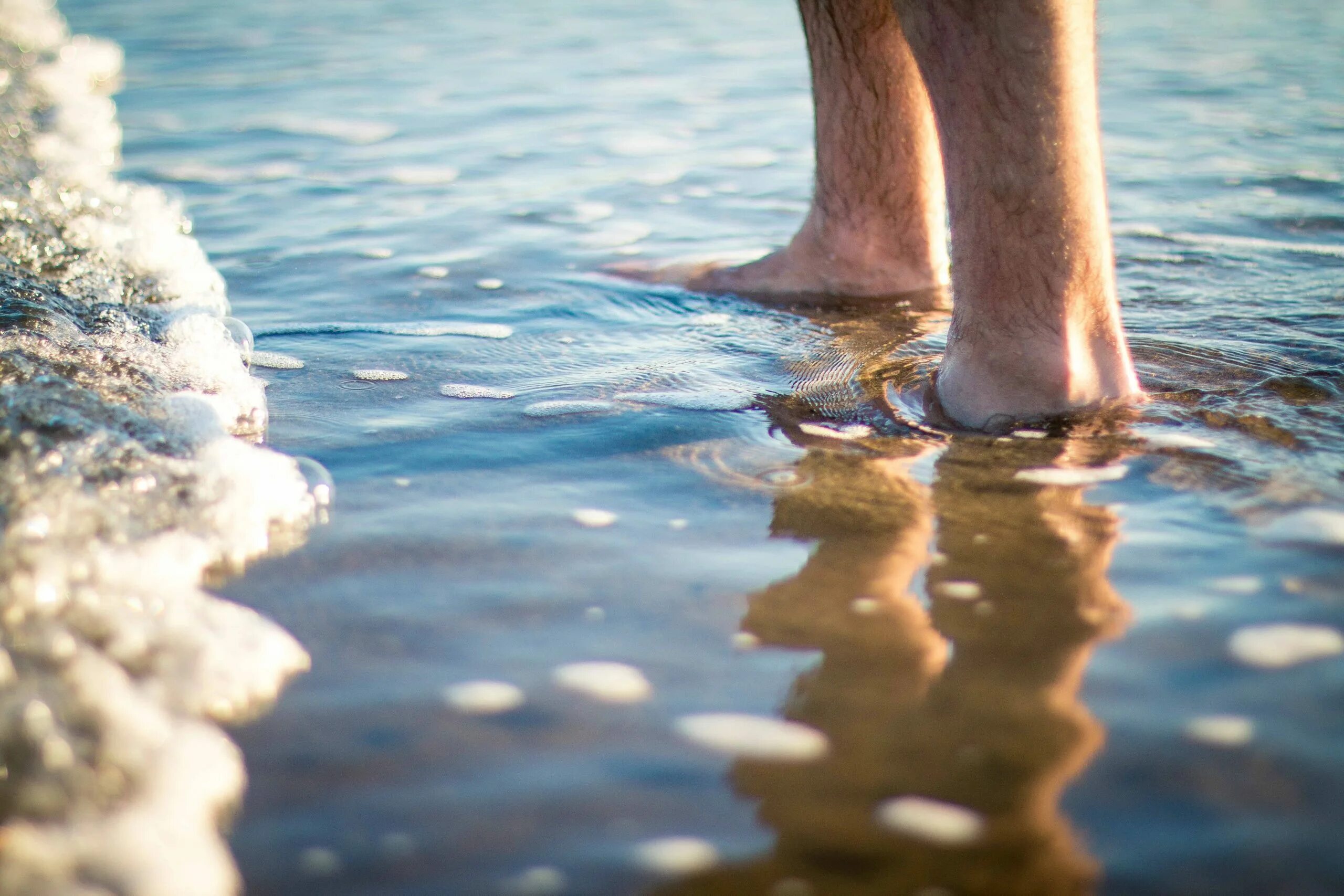 День фут. Ноги на пляже в движении. Shallow Water. Beach feet. Берег ноги в воде.