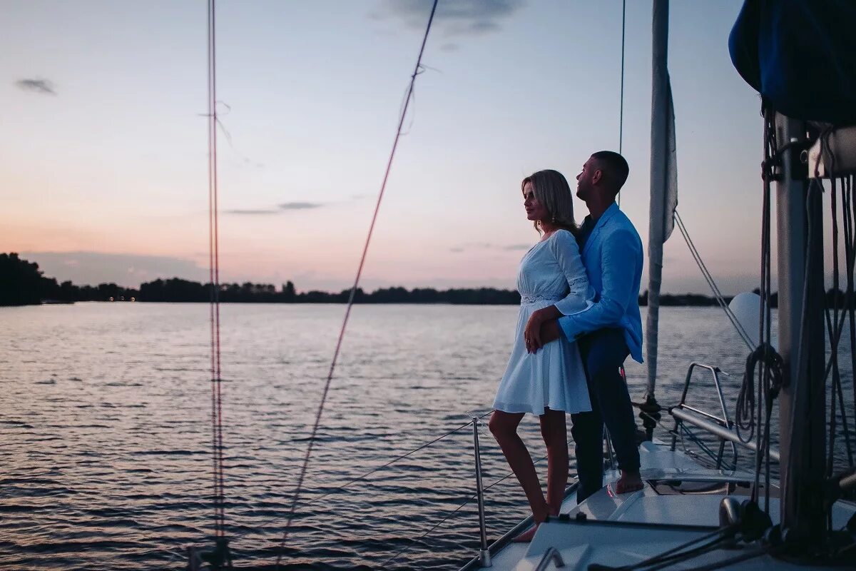 Мужчина и женщина на корабле. Паром вдвоем. Фотосессия на яхте пара. Фотосессия на корабле. Пара в лодке.