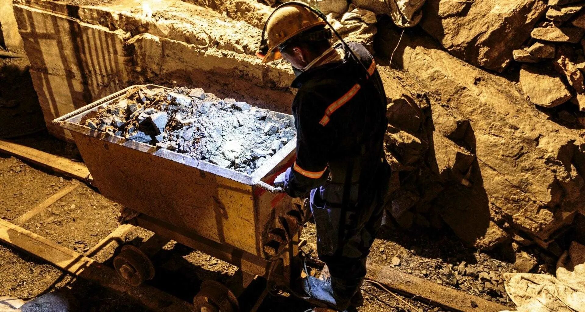 Добыча или добыча. Шахты в россии по золотодобыче. добыча золота в шахте. добыча золота в шахтах. подземная добыча золота.