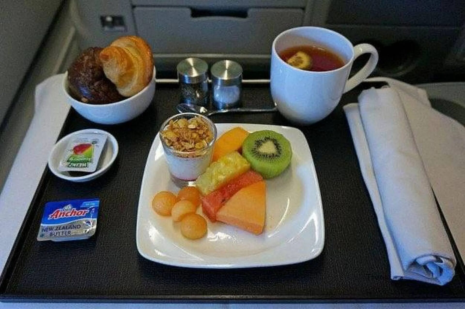 Поезд с питанием сколько раз кормят. Завтрак Туркиш Эйрлайнс. Еда в самолете. Завтрак в самолете. Завтрак в самолете бизнес класс.