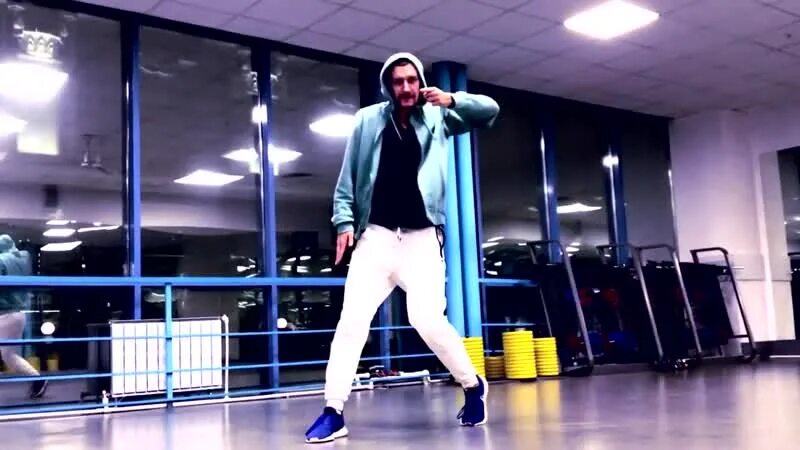 Танцем манишь песня