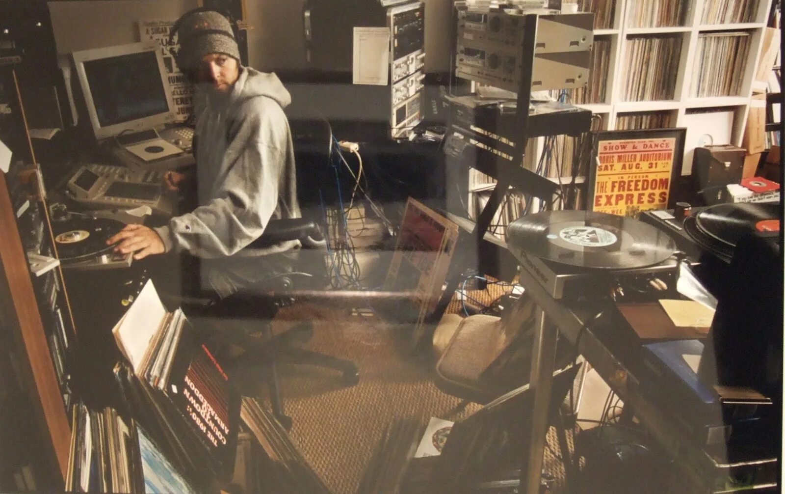 DJ Shadow Midnight in a perfect World. Студия диджея Shadow. DJ Shadow в студии. Комната DJ Shadow.