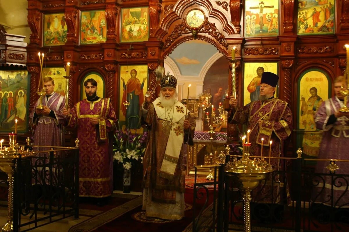 Крестовоздвиженская церковь на плющихе. Церковь смоленской божьей матери на плющихе. Церковь воздвижения на плющихе. Храм на чистом вражке расписание. Храм воздвижения креста господня на чистом вражке москва.